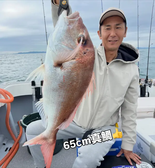 ジギングタイラバ便
今日はいつもお世話になってる（株）AZのチャーター便でした♪
朝いきなり青物バラシスタートで暗雲が立ち込めましたが見事に払拭しその後はシーバス3本、真鯛65cmを筆頭に47cm、40cm、38cm.塩焼きサイズ、リリースとよ〜釣れました🤪
時合で大物真鯛をラインブレイクにフックアウトは痛かったですね😭後BIGホウボウやハマチ、BIGサバフクもよ〜釣れましたよ🤪
釣れる方は⁉️笑笑
タイラバが好調であれば太刀魚はなし‼️でと言う事で太刀魚はやりませんでした‼️
本日はありがとうございました🙇
またよろしくお願いします🙇

#タイラバ  #タイラバ船  #タイラバ釣り  #タイラバ遊漁船 
#ジギング　#ジギング船  #ジギング遊漁船 
#伊勢湾ジギング  #伊勢湾タイラバ  #伊勢湾キャスティング