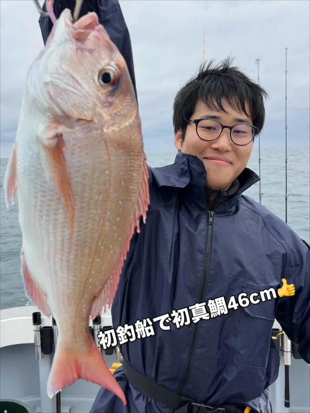 ジギングタイラバ便
今日はほとんど🔰の方5名での出船でした🤪
もちろん3名様はレンタルタックルでお二人様は陸釣りでの経験も無くリールの使い方から教えてどうなる事かと思いましたが見事に真鯛46cmをゲットできましたよ⤴️
次は青物に挑みたいようですのでまた是非チャレンジ下さい🙇
しかし太刀魚を上げるのに皆さん苦労してましたがあれではブリは上げれないですよ😀笑
後はタイラバではホウボウ、ガンゾウ、サバフクで経験豊かなMくんはホウボウ2〜3匹にサバフク釣って熟睡😭飲み過ぎでしょ😭太刀魚は入れ食いですぐにお一人10本以上釣れましたので最後に青物を狙いに行きましたが配当無し😭やはり🔰さんにはワンピッチジャークや早巻は難いようですね😂
そう言えばアオリイカも釣れましたね⤴️笑
本日はお疲れ様でした🙇
またよろしくお願いします🙇

#タイラバ  #タイラバ船  #タイラバ釣り  #タイラバ遊漁船 
#ジギング　#ジギング船  #ジギング遊漁船 
#伊勢湾ジギング  #伊勢湾タイラバ  #伊勢湾キャスティング