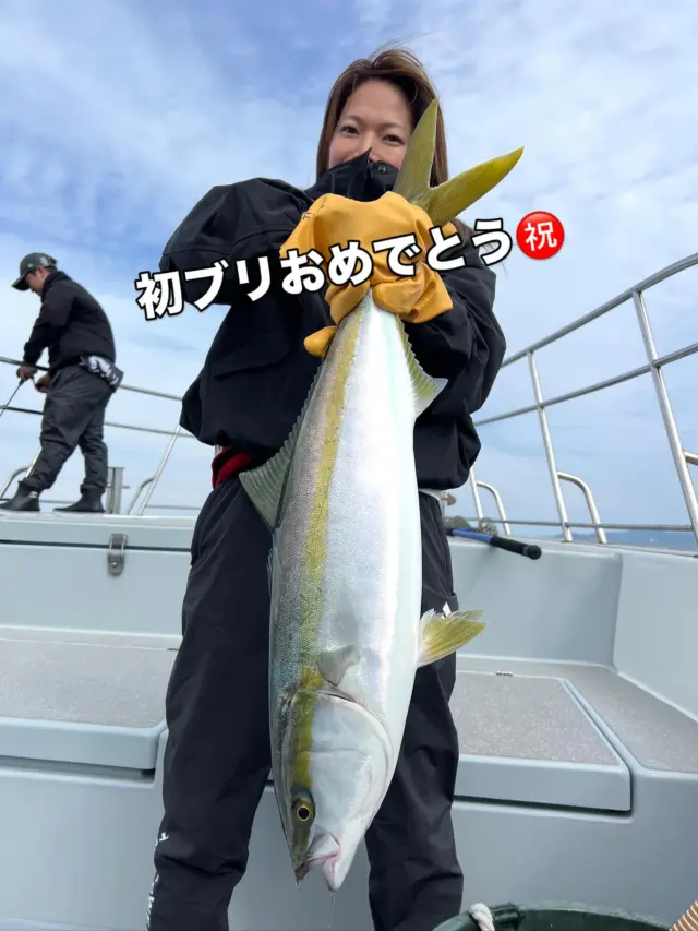 ジギングタイラバ便
3日連続で中止後の久々出船です😂
今日は8名様のご予約で半数が初心者さん3名様はレンタルタックルでの出船です😂朝は波がまあまあ高く鳥山はバンバンなのに3名様はダウン😂ハマチ2匹しか釣れずタイラバへ⤴️鯛は食いが悪くブリ、ハマチ、ガンゾウ、トラフグ、サバフクと本命以外は良く釣れましたよ😭この頃には皆さん復活して頑張りましたが潮も動かなくなったので太刀魚へ⤴️
太刀魚は安定して釣れ皆さんお持ち帰りがゲットできましたので
最後はアジを狙いに行きましたがこちらも食い悪く尺アジは2匹のみで帰港です👍
本日はお疲れ様でした🙇‍♀️
またよろしくお願いします🙇

#タイラバ  #タイラバ船  #タイラバ釣り  #タイラバ遊漁船 
#ジギング　#ジギング船  #ジギング遊漁船 
#伊勢湾ジギング  #伊勢湾タイラバ  #伊勢湾キャスティング