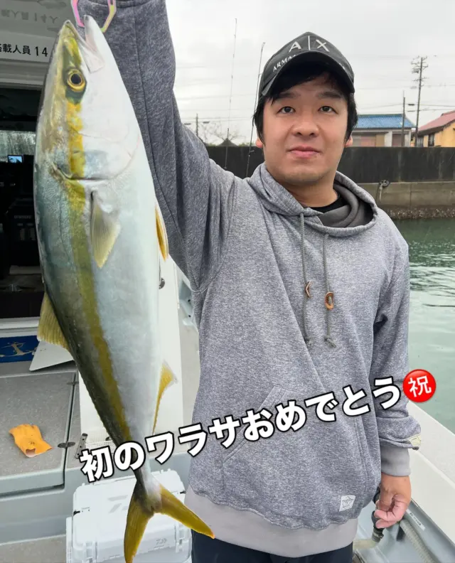 ジギング便
今日はキャンセルがあり🔰さん2名様での出船です😂
朝からFGノットを組ませてもらい準備万端で出船でしたがお一人様しか80gぐらいの小さいジグが無く青物はやはりお一人さましか釣れませんでした😂途中で借りてやりましたが時すでに遅し時合も終わった後😭気持ちを切り替えたいと言う事で太刀魚に行き入れ食いで癒されお持ち帰りを確保‼️
再度、青物を釣りたいと言うことで昼の時合を狙いに行きましたが時合モードは起きず終了です😂
ジグなどわからない場合は釣り前に聞いて下さいね⤴️
特に🔰の方は予約時点で言って頂ければお伝えします。
なにも聞かれないとベテラン様だから大丈夫だと思います。
せっかく乗船料を払って船釣りに出るのですから船釣りじゃないと釣れない魚を釣りたいですね‼️
特に今日はあの☔️の中、休憩もせずよく頑張って頂いてるのに
釣れないのはもったいないですよね😭
本日は慣れない中よく頑張って頂きありがとうございました🙇‍♀️
またよろしくお願いします🙇

#タイラバ  #タイラバ船  #タイラバ釣り  #タイラバ遊漁船 
#ジギング　#ジギング船  #ジギング遊漁船 
#伊勢湾ジギング  #伊勢湾タイラバ  #伊勢湾キャスティング