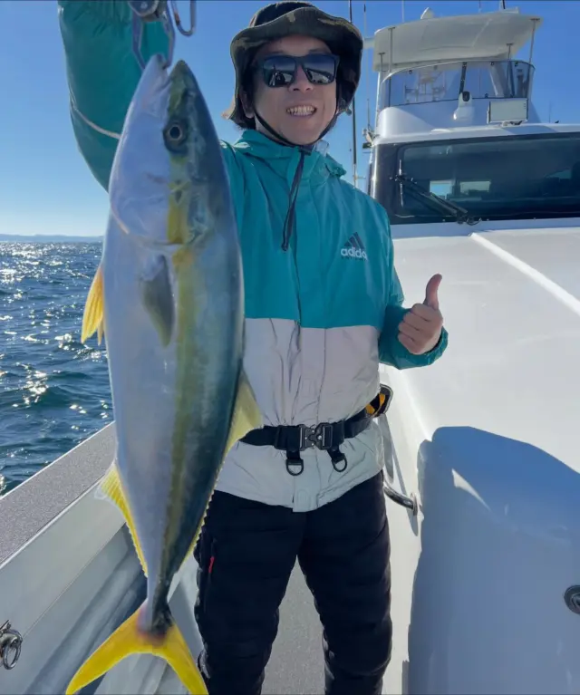 ジギングタイラバ便
今日は半数が🔰さんでレンタルタックルでのスタートです⤴️
朝は大鳥山でスタートしましたがやはり日曜日の凪と言う事で魚より船の方が多い状態で芋洗い状態です😭
鳥も降りてくるやいなや船に追われてまた上空にの繰り返し😭
それでもこのジグ良いよ‼️って言ってたジグを購入して頂いたお客様がヒット⤴️見事にワラサゲットできましたよ🤪
その後もいろいろ場所を変えてジギング頑張って頂きましたが配当なし😭諦めてタイラバにGOしましたが上がってくるのは赤魚でも違う赤魚ばかりでした😭
今日はホウボウはよ〜釣れましたよ🤪
本日はお疲れ様でした🙇‍♀️
またよろしくお願いします🙇

#タイラバ  #タイラバ船  #タイラバ釣り  #タイラバ遊漁船 
#ジギング　ジギング船  ジギング遊漁船 
伊勢湾ジギング  伊勢湾タイラバ  トンジギ　トンジギ船 
トンジギ便募集中　トンジギ志摩沖