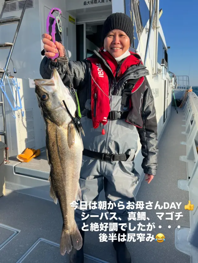 ジギングタイラバ便
今日は男性5名様、女性2名様のチャーターでしたので青物狙いはそこそこにしてタイラバ希望での出船でしたのでワラサ、ハマチ、サゴシ、真鯛、シーバス、コチ、ガンゾウ、ホウボウ、サバフグと色んな魚種が釣れましたよ👍
刺身で8種盛りはできますね⤴️笑
その中でも前半は女性が大活躍で１人でシーバス、真鯛、マゴチとゲットし男性陣はタジタジ😂しかし後半はやはりP君、Y君が釣果を伸ばして実力差を見せつけましたね‼️
本日はありがとうございました🙇‍♀️
またよろしくお願いします。
#ジギング
#伊勢湾ジギング 
#タイラバ
#伊勢湾タイラバ 
#トンジギ