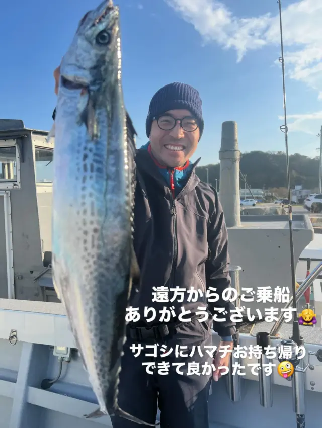 ジギングタイラバ便
今日は厳しかったですね😭　
朝の鳥もチラホラで通過はあるが食いません⤵️
沖出ししてやっとサゴシくん‼️
タイラバに変更してもホウボウくんばかり⤵️
最後に鳥山を発見してやっとハマチをゲットにて終了でした😭　
最後まで皆さん頑張って頂いたので何とかお土産はゲットできました🙇‍♀️
本日はありがとうございました🙇‍♀️
またよろしくお願いします🙇
#ジギング
#タイラバ
#トンジギ
#伊勢湾ジギング