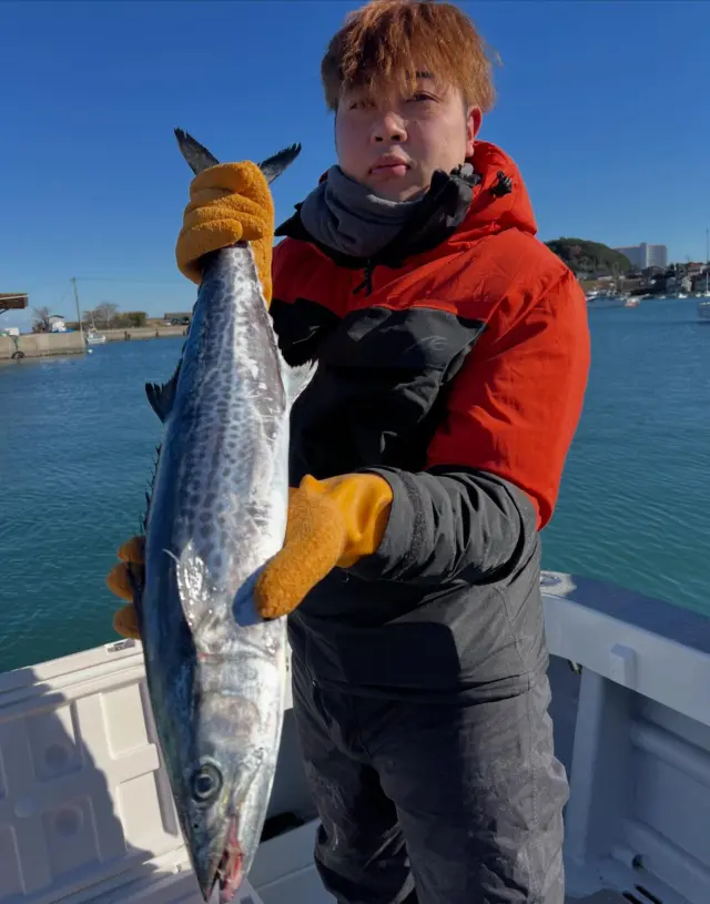 ジギングタイラバ便
今日は波風が強く沖のタイラバポイントにも行けず撃沈しました😭朝にサワラとミニヒラメは上がりましたが青物の配当はなし😭
その後は風裏に行き僚船2艇はブリ上がりましたがうちはデカホウボウしか配当なく残念ながら終了でした😭
本日は波風強い中お疲れ様でした🙇‍♀️
またよろしくお願いします🙇
#ジギング
#タイラバ
#伊勢湾ジギング
#伊勢湾タイラバ 
#トンジギ