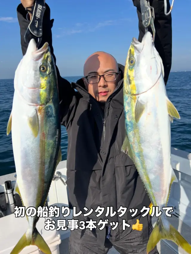 ジギング便
今日はBobくんと船釣り初の３人様での出船です⤴️
朝一は鳥山もあまり無くヤバいかな⁉️と思いましたが初船釣りの方がいきなりワラサ2本ゲットしBobくんも焦っていましたがそこはやはりベテラン‼️その後3ヒットで2本は獲れましたが3本目は水面ポロリでした😂時合も終わり沖出ししましたがホウボウ、ハマチ、サバフグを追加して終了です😂
しかし皆さん大物は獲れませんでしたが全員安打はできタックルを買いに行きました‼️笑笑
本日はありがとうございました🙇‍♀️
またよろしくお願いします🙇
#ジギング
#青物ジギング 
#伊勢湾ジギング 
#伊勢湾トンジギ