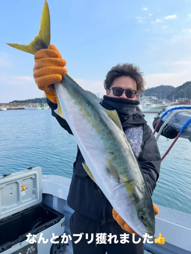 ジギングちょっとタイラバ便
今日は6名様での出船でしたがなんとか1本ブリが獲れました👍
しかし激シブ😭
あとは真鯛にホウボウが8匹のみ😭
タイラバはジギングの合間にやられる方だけやってポイントには行けず😂もう少しやりたかったのですが後半にブリが上がったのでタイラバは止めブリ狙いで行きましたがその後はヒットなし😭
厳しい1日となりました😭
本日はありがとうございました🙇‍♀️
またよろしくお願いします🙇
#ジギング
#タイラバ
#伊勢湾ジギング
#伊勢湾タイラバ