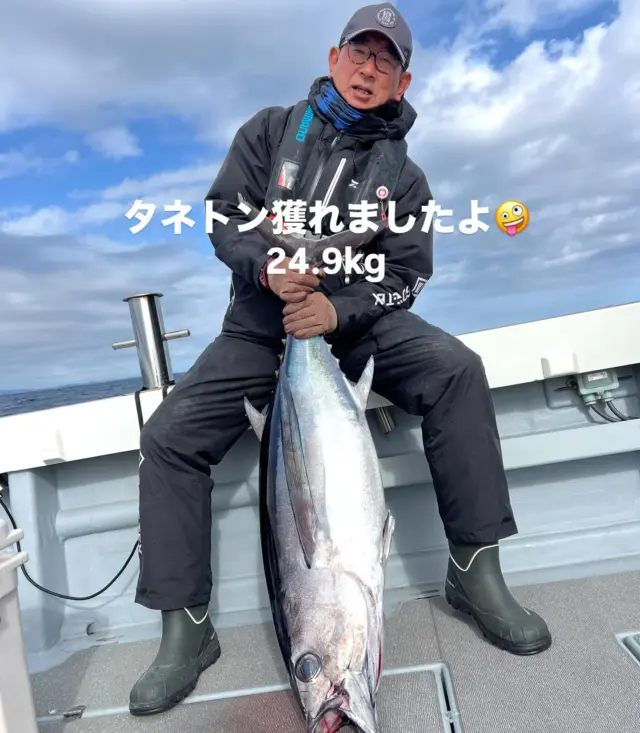 トンジギ便
今シーズン2回目のトンジギ便⤴️
朝一に僚船がヒットし16kgの中トンゲット⤴️
続いて自分たちもヒットしましたが残念ながらリリースヨコワくん😭鳥山ができすぐさま走り流し始めましたが鳥山もすぐに終了してしまいそのまま流されていると全自動の電動リールにヒット⤴️
しかしシーボーグG400jでもなかなか上がらずモーターも焼けた匂いがしてしまい途中は電動を休ませて手巻きも使用してやっと上がりました😂やっぱりデカい奴でしたね⤴️
24.9Kの立派なタネトンです‼️
今日は記録もよ〜通りましたのでこれから楽しみです🤪
本日はお疲れ様でした🙇‍♀️
またよろしくお願いします🙇
#トンジギ
#伊勢湾ジギング船 
#ジギング
#タイラバ