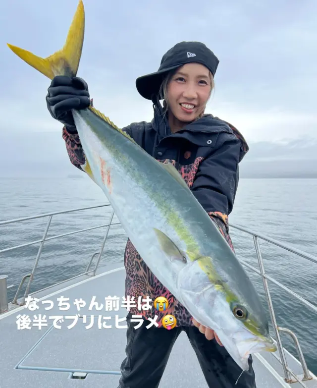 ジギングちょいタイラバ便
今日は朝から鳥山にボイルともう少し上がるかと思いましたがブリ2本しか上がらず深場へ移動⤴️
深場では時合が来ると一気にヒット状態で皆さんにタモをお手伝いして頂き大変助かりました🙇‍♀️ありがとうございました🙇‍♀️
ハマチは写真写してませんが1人2本平均で船中20匹ぐらい時合ではブリ、ワラサ混じりで上がりましたよ👍
後半はブリ、ワラサヒットしてない人達全員にヒット⤴️
残念ながらお1人様はラインが交錯してブレイクしてしまいましたが後は全員ブリゲットできました🤪
しかしハマチ含めれば見事に全員安打は達成しましたよ🤪
タイラバは潮が全く動かなく今日は少しだけやり真鯛１枚のみ😂
それ以外にもサワラ、ホウボウと☔️の中みなさんの頑張りのおかげでまあまあ釣れました👍
本日は☔️の中お疲れ様でした🙇‍♀️
またよろしくお願いします🙇
#ジギング
#タイラバ
#伊勢湾ジギング
#伊勢湾タイラバ
#トンジギ