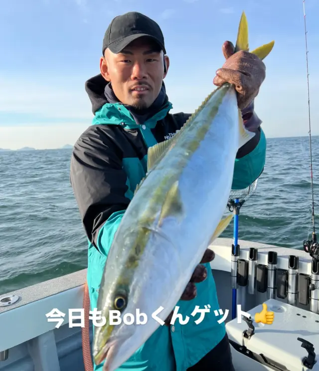 ジギングちょいタイラバ便
今日は6名様の乗船です。
朝から鳥山が湧き時合スタートです⤴️
さすが慣れてるお2人様は早々に3本ゲット👍
続いてBobくんも2週連続でゲット👍
あと3名様はBobくんと前回も乗船いただき船釣り2回目のチャレンジ⤴️兄弟で参戦の方もみえ前回はお兄さんがワラサ2本を見事にあげ今回は弟さんが見事に2本ゲットできました⤴️
後は社長だけですが釣りも全くやった事もない所からのスタートですから右手と左手で違う動きをしないといけないワンピッチジャークなど難しいですよね😭慣れるしかありませんね😭次回は頑張って下さい⤴️しかしお2人もアタリはあったらしくフッキングができなかったと帰りに話してましたのでもう少しで全員安打できました🤪　しかしその後が激渋でしたね😭
いつものようにタイラバスタートしましたが潮が早過ぎてなかなか底がとれず少しやって諦めジギング再開‼️しかし真鯛、ホウボウ、サバフグを追加しただけで終了でした😭
本日は波風もありお疲れ様でした🙇‍♀️
またよろしくお願いします🙇
#ジギング
#タイラバ
#伊勢湾ジギング
#伊勢湾トンジギ
#伊勢湾タイラバ
