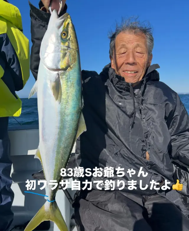 ジギングタイラバ
今日はいつもの先輩達のピクニックチームです🤪
毎回、飲んで食っちゃぁ寝るメンバーだから青物も釣れるか心配でしたが83歳のお爺ちゃん筆頭に2本上がりましたよ⤴️
お爺ちゃんの息子はバラシです😭笑
早々にタイラバがやりたいと言う事でタイラバスタートしました⤴️いきなり47cm真鯛が上がりこの調子でと思いましたがホウボウは入れ食いで真鯛はお持ち帰りサイズは4匹だけでした😂
しかしここでも唯一の女の子がワラサをゲット🤪
その他はトラフグ、サバフグ、カサゴと上がりましたよ⤴️
ピクニックチームにしては釣れました🤪笑笑
本日はお疲れ様でした🙇‍♀️
またよろしくお願いします🙇
#ジギング
#タイラバ
#伊勢湾ジギング 
#伊勢湾タイラバ