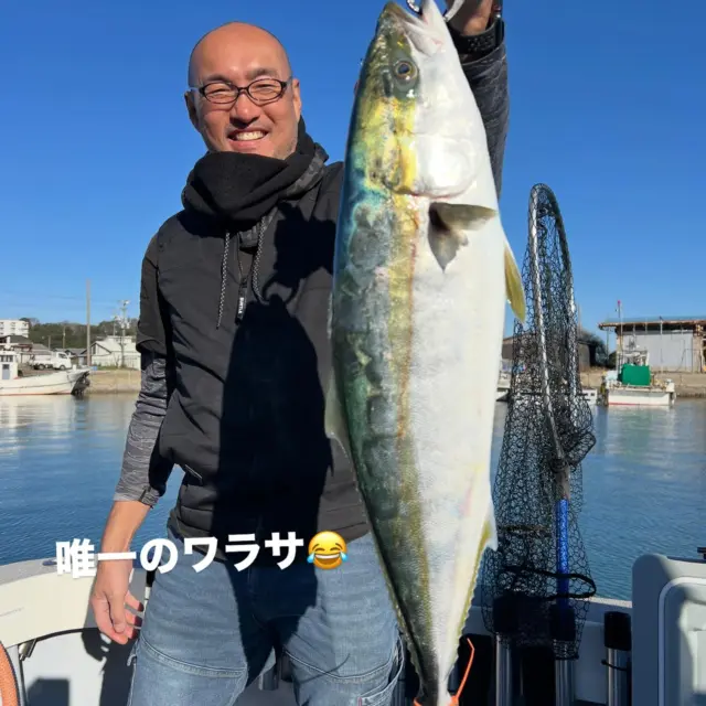ジギング便
今日は風予報だったのでトンジギ便から急遽ジギング便に変更しましたが皆さん集まって頂きありがとうございました🙇‍♀️しかし伊勢湾も予想以上に波風が高く朝から苦戦しました😭正月用のブリを狙いに行ったのですが青物はワラサ1本にハマチ3本しか上がりません🙇‍♀️その他にはデカホウボウ4や立派なサイズのコチ3、ヒラメ2、真鯛と上がりましたが渋かったですね😭
本日は波風が高い中お疲れ様🙇‍♀️
また最後まで頑張って頂きありがとうございました🙇‍♀️
またよろしくお願いします🙇
#ジギング
#タイラバ
#伊勢湾ジギング 
#伊勢湾タイラバ
#トンジギ