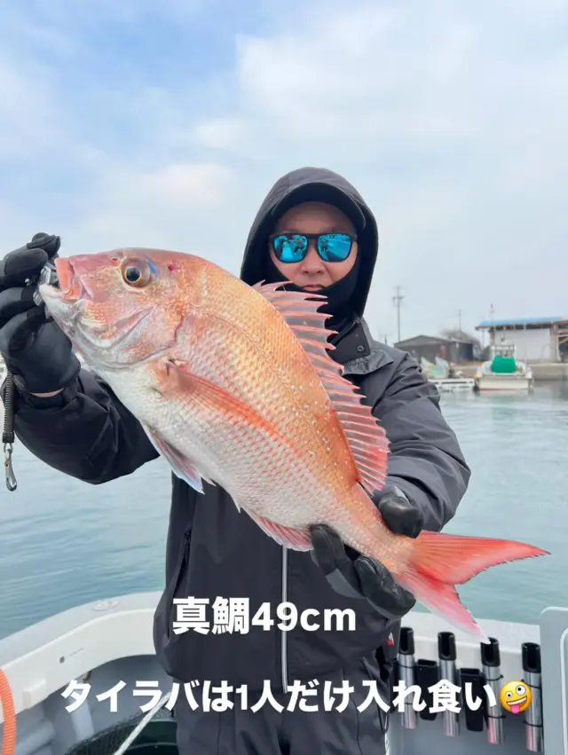 ジギングタイラバ便
トンジギをお客様と相談しジギングタイラバに変更しました‼️
朝少しジギングをやりましたが青物はやっぱり厳しかったですね😂早々にタイラバへ変更しましたがＰ君1人だけ真鯛にホウボウと釣れまくりますがあとの方はポツポツ程度で2流し目で僚船から鳥山があると聞き直行⤴️しかし青物はなかなかヒットしません😭その後も鳥山を追いかけ回しましたが上がるのはまたもやホウボウ、コチ、トラと本命は上がらず再度タイラバへ行き終了でした‼️一応クーラーは真っ赤な魚でいっぱいになりましたがホウボウ多数😂しかし真鯛は49〜40cmの良型が3匹ほど上がりコチも60cmオーバーの良型でしたよ🤪
旨そうなトラフグは自分が頂いちゃいました🤪
お正月に美味しく頂きます🙇‍♀️
本日はありがとうございました🙇‍♀️
またよろしくお願いします🙇
#ジギング
#タイラバ
#伊勢湾ジギング
#伊勢湾タイラバ
#トンジギ