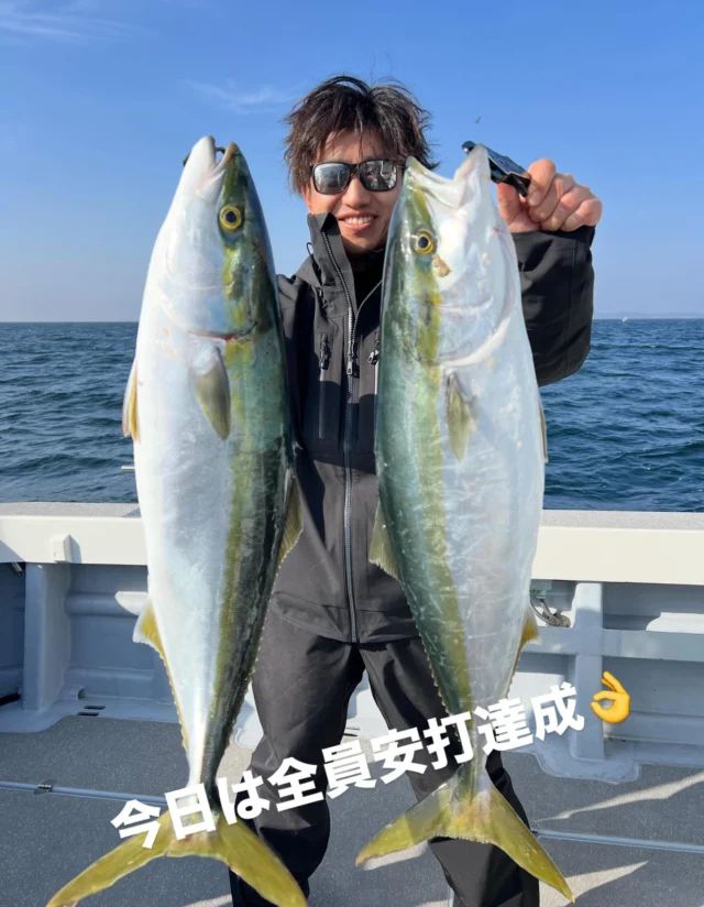 今日は3名様の出船でしたが全員安打達成できましたよ👍
朝一1時間ぐらいで青物を全員安打できましたがその後はホウボウばかり😭まあ美味しい魚ですので自分は青物より好きなんですがやはり引きは青物ですよね⁉️
ポイント移動して昼前にプチ時合がありましたがここでは了解係😭すぐ隣で僚船が連鎖してるのに配当なしで尻窄みの釣果になっちゃいました😭しかし皆さん青物にホウボウとお持ち帰りできて全員安打は一番良い結果です🙆
本日はありがとうございました🙇‍♀️
またよろしくお願いします🙇
#ジギング
#タイラバ
#伊勢湾ジギング
#伊勢湾タイラバ