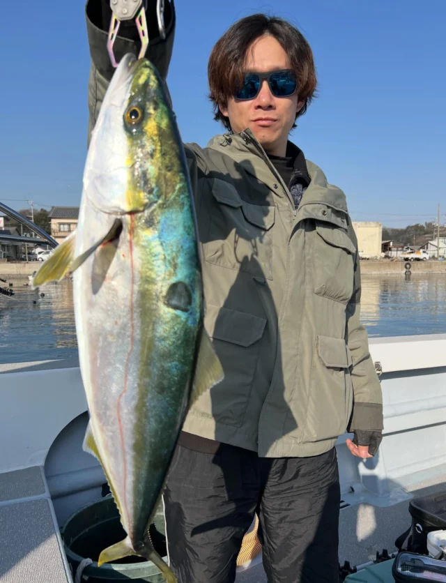 ジギングタイラバ便
トンジギ便が中止になり急な募集でも皆さん集まって頂きありがとうございました🙇‍♀️
しかし今日は期待に添えられませんでした😭
昨日みたいにはいかず今日は激シブ😭
ヒットした僚船の横に付けさせてもらってもなぜかスルー😭
サワラも2回ほどのカッターのみです😭
青物は唯一タイラバでワラサが上がったのみでなかなかジグには反応してもらえずホウボウ8匹にマゴチ、トラフグのみで終了でした😭
本日は最後まで頑張って頂きありがとうございました🙇‍♀️
またよろしくお願いします🙇
#ジギング
#伊勢湾ジギング
#タイラバ
#伊勢湾タイラバ