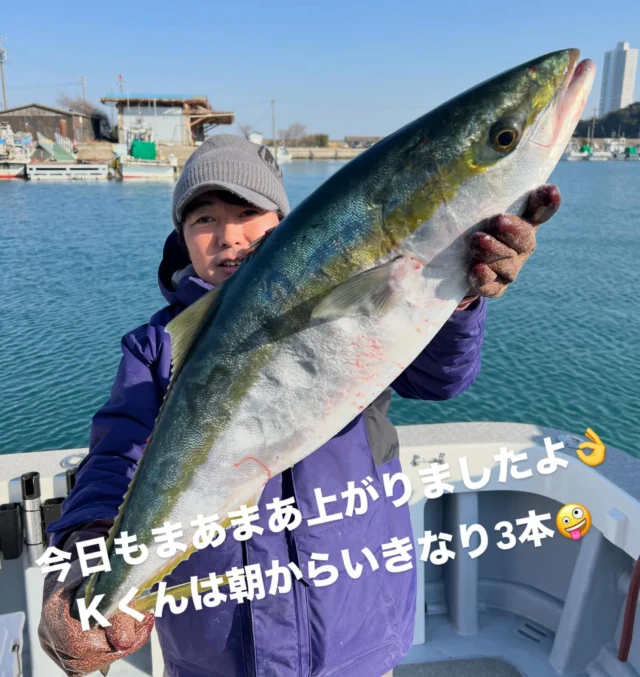 ジギング便
朝一からすぐにヒットヒットといきなり時合に突入⤴️
しかし1本食うと2〜3人一気にお祭り続出しせっかくの時合もかなりのロス😂それでも上げられる方は3本の方が3名2本の方が3名とゲットできました🤪しかし結束ができない方も数名みえて自分待ちでしたのでかなりのロスでした😭今日も食ったのは11時までで時合が終わった後は全く食いません😭やはり時合を逃すと難しいです😰結束も自分が空いてる時はやってあげられますが時合の時はタモ優先になってしまいますし船団で船が近い時はなかなかやれませんので結束は練習あるのみです‼️笑
今日も操船しながらFGを8回ぐらい組ませてもらいましたのでかなり上達しましたよ⤴️笑笑
あとはラインブレイク(結束抜け？)も4回ありましたがいまのブリはメタボで8.〜10kgクラスです‼️
お祭り以外のラインブレイクは非常にもったいないです😭
ドラグ調整、PEラインの確認と結束はしっかりして下さいね😂
ヒットチャンスは何回も訪れません。
やはり1回のチャンスをものにしないとね😂
本日はお疲れ様でした🙇‍♀️
またよろしくお願いします🙇
#ジギング
#タイラバ
#伊勢湾タイラバ
#伊勢湾ジギング