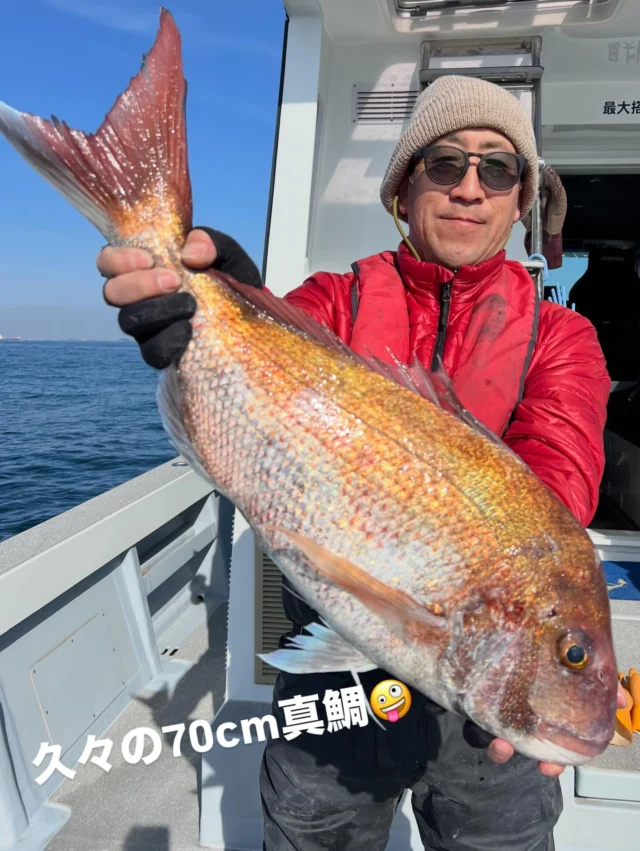 ジギングタイラバ便
今日は少人数3名様での出船です⤴️
青物の配当はありませんでしたが70cm真鯛にシーバス、ホウボウと釣れましたよ🤪
朝から大鳥山へ直行しベイトもバリバリでしたが青物は食いません😭ポイント移動しこちらでもベイトはバリバリですが青物は食いません😭早々にシーバス狙いに変更しましたが今日はあまり数が釣れませんでしたので鳥山狙いに変更しましたがここで青物の変わりに70cm真鯛が上がりましたよ👍
最後はおかずのホウボウ釣り‼️
こちらも今日はポツポツでしたね😂
本日は最後まで頑張って頂きありがとうございました🙇‍♀️
またよろしくお願いします🙇
#ジギング
#タイラバ
#伊勢湾ジギング 
#伊勢湾タイラバ
