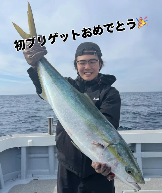 DEEP便
本日は🔰さん５名様でのDEEP便チャーターでした🤪
もちろん全員レンタルタックルで挑みましたが、うちはタイラバはDEEP用ありますがジギング用はスピニングしか無く弱深海ですね⁉️それでもジギングとタイラバ両方とも釣れましたよ🤪
筆頭の方はブリ、でかトラ、サバ、カサゴ、甘鯛と釣ってました🤪でかトラはジギング、タイラバとも良く釣れましたね⤴️
本日は凪でしたので行けましたが今後も天候次第で行きたいと思ってます🤪
本日はありがとうございました🙇‍♀️
またよろしくお願いします🙇
#伊勢湾ジギング 
#伊勢湾タイラバ 
#タイラバ
#DEEPタイラバ
#ジギング