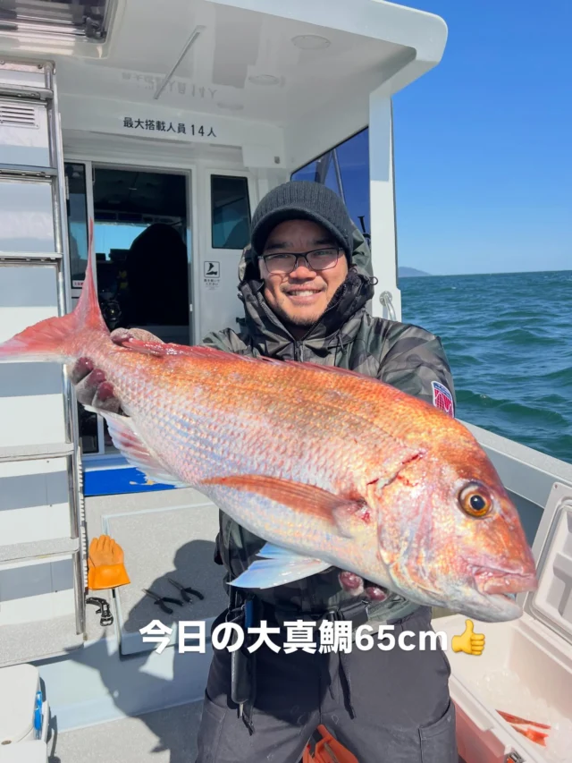 ほぼタイラバ便
5名様でのトンジギチャーター便でしたが波風予報でしたのでタイラバ便に変更です😂やはり大きい低気圧が下にあったので予報以上の爆風でした😭昨日も今日も予報はあたらず強風で厳しい海の1日でしたが、さすがタイラバ慣れたメンバーです‼️
自分とDEEPに行ったり北陸の荒波でもタイラバに行ったりと皆さんタイラバは得意メンバー🤪爆風で5〜6回しか底取りできない中でも真鯛を釣り上げるのはさすがです🤪
自分なら諦めてしまう所みなさん諦めず頑張ってる姿をみてやはり釣りは粘りだと痛感しました🙇‍♀️
約1名はアネロン中毒で熟睡モードでしたが・・・🤪笑笑
自分も上記メンバーとはタイラバ一緒にやったりしてますので皆さんもわからない事とかあればいつでも聞いて下さいね⤴️
いつでも教えれる事はお教えしますよ⤴️
本日は波風が強い中お疲れ様でした🙇‍♀️
また28日もよろしくお願いします🙇
ホームページ
https://bubbles-fish.com/ 
#タイラバ
#ジギング
#伊勢湾タイラバ
#伊勢湾ジギング