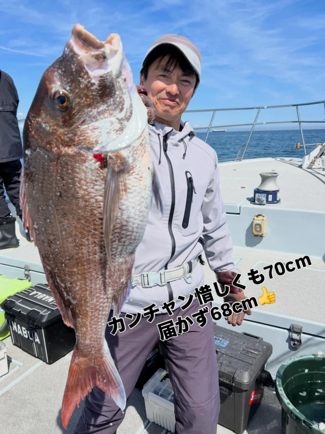 タイラバジギング便
朝は青物狙いからスタートしましたが全くダメ👎
大移動してタイラバ狙いへGO⤴️
しかしウネリがまだ残っていたのでフックアウト多数にラインブレイクとバラシが多かったですね😂
ハマチ、トラフグは水面ポロリもありました😭
やはりウネリがあるとバレやすいですね😭
そんな中60オーバー1枚、50オーバー2枚、40オーバー1枚と良型真鯛が4枚上がりましたよ🤪
あとはトラ、ガンゾウ、ホウボウです🤪
ガンゾウは久々に見ましたね🤪
これからガンゾウシーズンですかね⁉️
今日は一日お疲れ様でした🙇‍♀️
またよろしくお願いします🙇
ホームページ
https://bubbles-fish.com/
#伊勢湾ジギング 
#伊勢湾タイラバ 
#ジギング
#タイラバ
#トンジギ