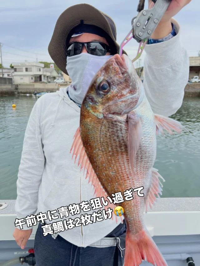 ジギングタイラバ便
沖に台風もあり潮も入ってないのでトンジギ便を急遽ジギングタイラバに変更しましたが5名様が集まって頂き出船できました🤪
2名様はタイラバヘッドの軽いのが無くタックルもPE2号でしたので釣れませんでしたが3名様はパターン掴み、でかアジ、でかサバがよ〜釣れました🤪しかし真鯛は前半にサワラ、サゴシ、青物、狙いに時間をかけてしまい2枚のみでした😭
本日はお疲れ様でした🙇‍♀️
またよろしくお願いします🙇
ホームページ
https://bubbles-fish.com/
#ジギング
#タイラバ
#伊勢湾ジギング 
#伊勢湾タイラバ