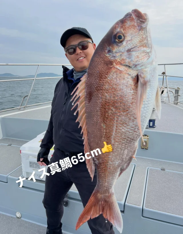 ほぼタイラバ便
初心者さん4人を含めて7名様でしたのでほぼタイラバ便でした😂朝一に初心者さんにビッグヒットしかしタイラバでしたのでドラグ締めず走り放題😭4名様とライン祭りフックオフ😭
根掛かりが多いので根掛かりないポイントへ移動⤴️
ここでは65cm、35cm、手のひらサイズと真鯛は3枚しか上がりませんでしたがトラフグは8匹とよ〜釣れました🤪
他にもガンゾウ、ホウボウと釣れて最後は真鯛を狙いに行きましたが風も強くダメでした👎
本日はお疲れ様でした🙇‍♀️
またの乗船お待ちしております🙇‍♀️
ホームページ
https://bubbles-fish.com/
#ジギング
#タイラバ
#伊勢湾ジギング
#遊漁船
#大井漁港出船