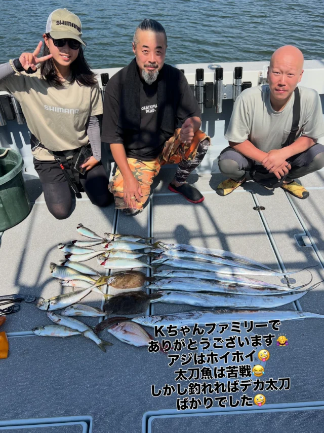 ジギングタイラバ
今日も全員複数安打を達成🤪
皆さんバラシもたくさんありましたが大アジ、大サバ、太刀魚、カマス、真鯛、ホウボウ、ガンゾウと旨い魚ばかり複数お持ち帰りできましたよ🤪
アジからスタートしましたがアジはトモの方達がホイホイ‼️
太刀魚になり逆転しミヨシの方達がホイホイ‼️
最後1時間はタイラバやりましたが真鯛は1枚のみ😂
後はホウボウにガンゾウでした🤪
本日はありがとうございました🙇‍♀️
またよろしくお願いします🙇
ホームページ
https://bubbles-fish.com/
#ジギング
#タイラバ
#キャスティング
#遊漁船
#大井漁港出船
