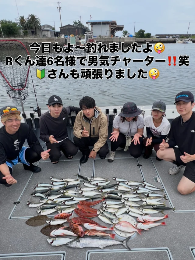 ジギングタイラバチャーター便
今日はいつも来て頂けるR✖️2君たち6名様での男気チャーター便です🤪4名様は慣れた方達でお二人様は🔰様でしたが朝一から大アジは入れ食い🤪サゴシ、ホウボウ、ツバスが混じり8時には60匹超え‼️🔰様も頑張って釣って頂きましたよ🤪その後はチャーターですので要望を聞くとタイラバとジギングが一緒にやれるドテラ流しが希望と言う事で太刀魚は無し😂
しかし朝一のラッシュで🔰さんは疲れて熟睡💤
残る4名様でガンゾウ、でかホウボウなど追加し80匹ほどで終了でした🤪
本日はありがとうございました🙇‍♀️
また24日よろしくお願いします🙇
ホームページ
https://bubbles-fish.com/
#ジギング
#タイラバ
#キャスティング
#遊漁船
#大井漁港出船