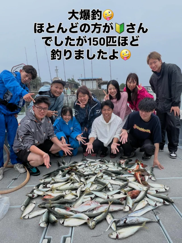 ジギングタイラバ
大爆釣🤪船中150匹ほど釣れました🤪
もちろん全員安打‼️
今日はいつも乗船くださるS君チームのチャーター便でした🙇‍♀️
皆さん🔰さんばかりで半分は女性チーム🤪
もちろん皆さんレンタルタックルで頑張りましたよ⤴️
朝から入れ食い状態で大アジ、大サバ、ツバス、太刀魚、ソーダカツオまで8:30で100匹超え⤴️
まだウネリが残っていたので3〜5名様はダウン😭
それでも残ったメンバーで頑張り130匹ぐらいまで釣れもう十分とタイラバへポイント移動🤪
タイラバでは40cm真鯛を筆頭にガンゾウ、ホウボウ、カサゴなどを追加して終了です👌
本日はウネリ残る中お疲れ様でした🙇‍♀️
またチャレンジして下さいね🙇‍♀️
ホームページ
https://bubbles-fish.com/
#ジギング
#タイラバ
#キャスティング
#遊漁船
#大井漁港出船