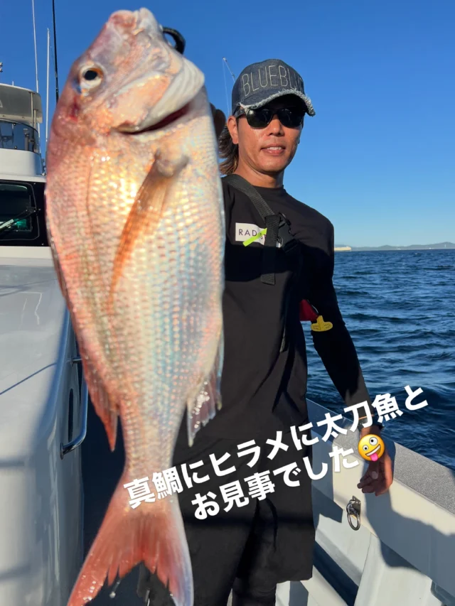 ジギングタイラバ便
今日はユウマズメを狙おうと11時出船でした🤪
まずは青物にアジ狙いから行きましたが行方不明に😭
太刀魚もあまり釣れてないとの情報でしたがデカ太刀を狙いに沖へ‼️情報通り3匹しか釣れませんでしたが皆F4〜F5.5まで釣れればデカ太刀魚でしたね🤪ちょっとだけタイラバやりましが潮がぶっ飛んでムズイ😭そんなところ僚船から鳥山が湧いてきたとの情報もらい鳥山へ⤴️鳥山バンバン至る所でボイルしてますがなかなか口を使ってくれません😭そんな中O君だけがワラサ2本ゲット‼️その他は真鯛、ヒラメ、ホウボウで終了でした🤪
またユウマズメ狙い出たいと思います🤪
最初に予約入れて頂いた方が決めて頂ければその時間で募集します🤪よろしくお願いします🙇‍♀️
本日はお疲れ様でした🙇‍♀️
またよろしくお願いします🙇
ホームページ
https://bubbles-fish.com/
#ジギング
#タイラバ
#伊勢湾
#遊漁船
#大井漁港出船