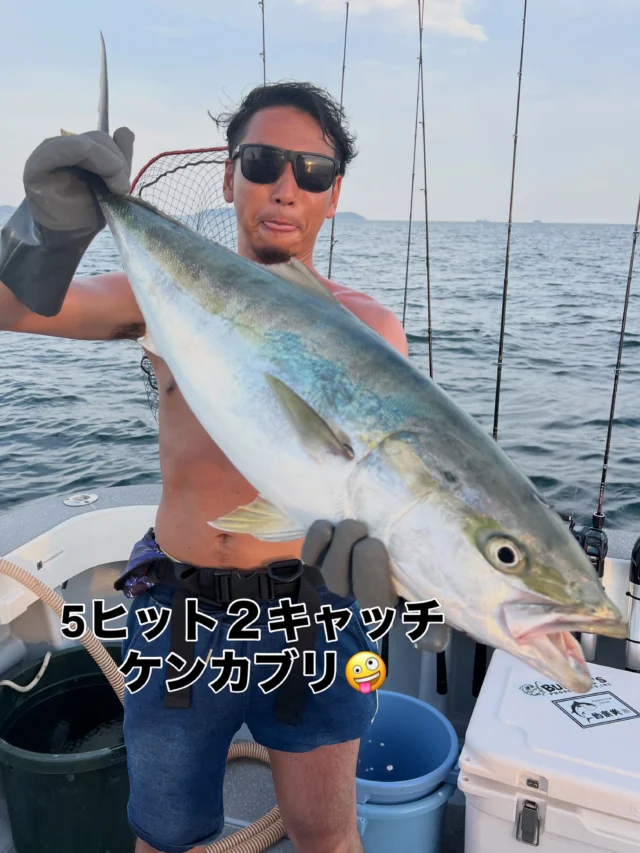 ジギングタイラバ遅便
今日は月曜日メンバー(半ピクニック)にお友達たち🔰様での11:00出船です🤪
まずはタイラバをやりたいと言う事でタイラバからスタート‼️
やはりタイラバ得意なLくんは55.53真鯛とノリノリお口も軽やか‼️笑笑
ピクニックメンバーもHちゃん頑張りましたよ🤪
Nくんは真鯛の水面ポロリ連発後にやっと上がりました🤪
🔰様も全員安打でき船中40匹ほどになったのでユウマズメに🤪
しかしせっかくの大物狙いでHちゃんに🔰さまは、まさかの熟睡😭Lくんも苦手なジギングになるとお口もつむり、やる気なし😭鳥もバンバン、ボイルもしてるのにMくんしかゲットできず‼️Mくんは5ヒット２キャッチ(ワラサ水面ポロリ1)‼️ピクニックメンバーはカッターにバラシ連発😭
月曜日メンバーも先生がいたらもっとゲットできたのに😭
と今日は水面バラシの多い１日でした😂
本日はよく笑わせて頂きありがとうございました🙇‍♀️
またよろしくお願いします🙇
ホームページ
https://bubbles-fish.com/
#ジギング
#タイラバ
#伊勢湾
#遊漁船
#大井漁港