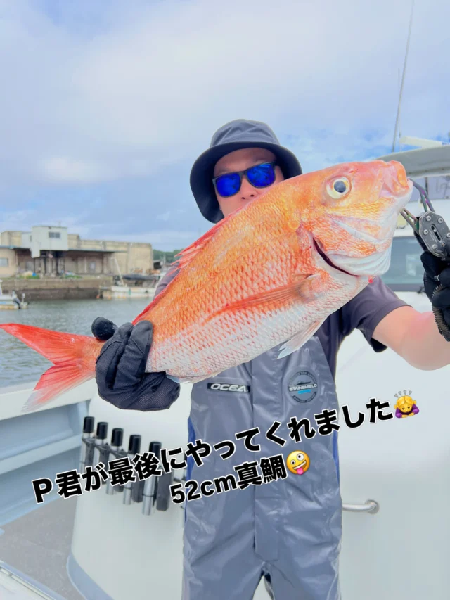 ジギングタイラバ便
朝は太刀魚からスタート🤪
皆さんのお土産は確保できたのでタイラバへ🤪
しかし今日は風がまあまあ有りドテラでは底取りできないので立てましたが立てるとやはりムズイですね😂
船を立てると少しづつ前進して行く為どうしても糸フケが出て慣れてない方は底取りが難しくなります。今日は🔰様も半分ぐらいみえ立てると自分も操船しないといけないので教える事もなかなかできません😂操縦席の隣りの🔰様にはちょこちょこ教えてはいましたがタイラバはバラシのみでダメでしたね😂
朝から隣りの僚船が釣れてるなかずっと了解係😭
ジグで良型ヒラメに鯛1枚はすぐに上がりましたがそこからはカサゴにジグの方がアジで鯛の顔はなかなか見れませんでした😭
そんな中やはりタイラバ慣れてるＰくんが最後に52cm真鯛をゲットしてくれましたよ🙇‍♀️
本日はお疲れ様でした🙇‍♀️
またよろしくお願いします🙇　
ホームページ
https://bubbles-fish.com/
#ジギング
#タイラバ
#キャスティング
#伊勢湾遊漁船
#大井漁港出船