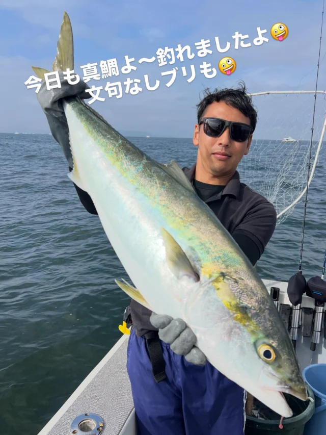 ジギングタイラバ便
今日はプロゴルファーのアンディ率いるゴルファーチームのチャーターでしたがルーカスチームも便乗させてもらい出船🤪
真鯛、ブリ、サゴシ、太刀魚、アジ、カサゴ、サバフグ、と
よ〜釣れましたよ🤪
真鯛は56cmを筆頭に50cmオーバーが5枚🤪
竿頭はタイラバ得意なルーカスが4枚‼️
船中もチャリコはリリースしてほとんど40cmオーバーで12枚釣れましたよ🤪
太刀魚も多い方は20本近く釣れほとんどの方が10本以上釣れて早くタイラバへ行きたかったのですがナント‼️アンディは3本😭
しかしいつまで経っても釣れないのでほっといてタイラバへ‼️笑
(帰りにＡちゃんの貰ってました‼️笑笑)
サイズの良い鯛はやはりまだまだいます。
タイラバまだまだ好調ですので釣れてる時に是非チャレンジして下さい🤪
ホームページ
https://bubbles-fish.com/
#ジギング
#タイラバ
#キャスティング
#伊勢湾遊漁船
#大井漁港出船