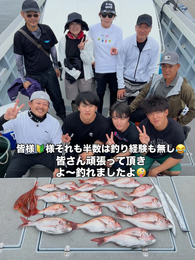 タイラバOnly便
本日は皆さん🔰様で釣りもやった事が無い方が半数😂
小潮でタイラバOnlyは厳しいかな⁉️
と思いましたが皆さん良く頑張って頂きお持ち帰り鯛だけで17枚釣れ12時には帰港の早帰りさせて頂きました🤪
朝は浅場でレクチャーしていざポイントに‼️
1流し目から40cmオーバーが3枚と最先の良いスタート‼️
その後は釣れない時間もありましたが時合には5名様の同時ヒットもあり粘り勝ち🤪本日のメンバーは鉛ではありましたがスカートはお勧めの中井チューンやSTARをご用意頂き誰1人休憩する事もなく頑張って頂いたのが勝因だと思います🙇‍♀️やはり魚は24時間エサを食ってません‼️釣れない時に違う事をやったりする人も多々お見えになります😂しかし時合の時に何をしてるか⁉️は非常に重要だと思います‼️よくビギナーズラックと言いますがやはり釣りは我慢と粘りです。レクチャーした基本だけをやり続ける事はこちらも非常に勉強になりました🙇‍♀️後はタックルですがジギング用のタックルで併用する方も多々みえます。本日は全員レンタルタックルです。タイラバはロッドが重要でありラインも0.8号とジギング用の半分以下の細さです‼️やはりホントに釣りたい方はレンタルタックル(2,000円)をご使用下さい。
本日はお疲れ様でした🙇‍♀️
またよろしくお願いします🙇
ホームページ
https://bubbles-fish.com/
#ジギング
#タイラバ
#キャスティング
#遊漁船
#大井漁港出船