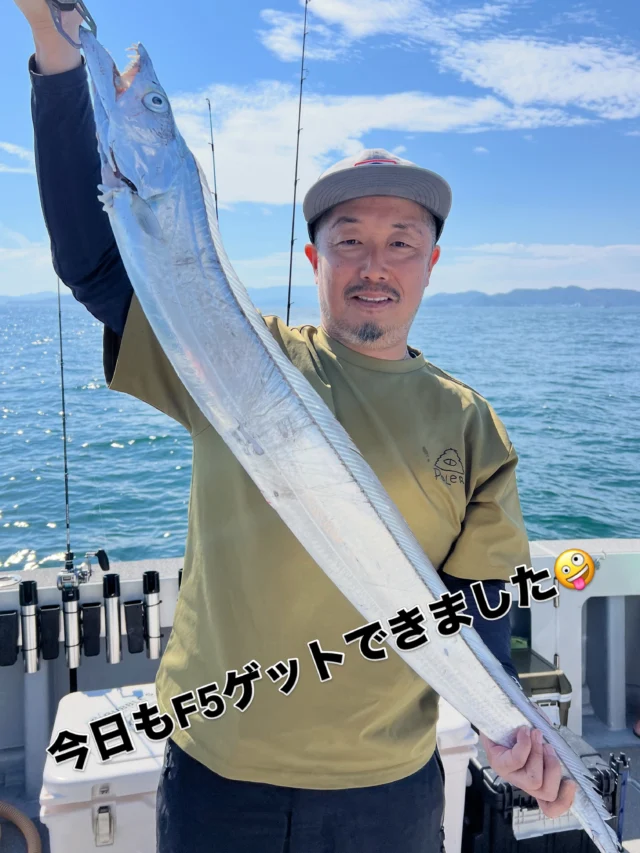 ジギングタイラバ便
今日は🔰様も混じり8名様での出船🤪
朝は鳥見つけボイルしてましたが食わず😂
なんとか記録見つけハマチ2本ゲット🤪
太刀魚はいつも通り食いましたね🤪
🔰様も最初は苦戦してましたがコツを掴みホイホイと釣れましたよ🤪F5も1本だけゲットできました🤪
タイラバは僚船が良型真鯛をホイホイと釣ってましたのでお邪魔しましたが少し遅かったですね😂
到着時は真鯛、ホウボウ、ガンゾウ、カサゴ、サバフグとアタリも多かったですが潮が緩みだんだんとアタリも無くなり本日は終了でした😂
本日はありがとうございました🙇‍♀️
またよろしくお願いします🙇
ホームページ
https://bubbles-fish.com/
#ジギング
#タイラバ
#キャスティング
#遊漁船
#大井漁港出船