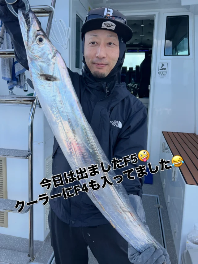 ジギングタイラバ便
今日も行って来ましたよ🤪
太刀魚は入れ食いでしたね🤪
F4以上も4本ありずっと釣れまくってましたが切りが無いので最後はデカ太刀狙いでデカ太刀を1本追加してタイラバへ‼️
タイラバは今日も渋かったですね😂
お持ち帰り鯛は３枚のみあとはチャリコが数匹にホウボウだけです😭潮が良くなってから期待ですね🤪
本日は風が吹く中お疲れ様でした🙇‍♀️
またよろしくお願いします🙇
ホームページ
https://bubbles-fish.com/
#ジギング
#タイラバ
#キャスティング
#遊漁船
#大井漁港出船