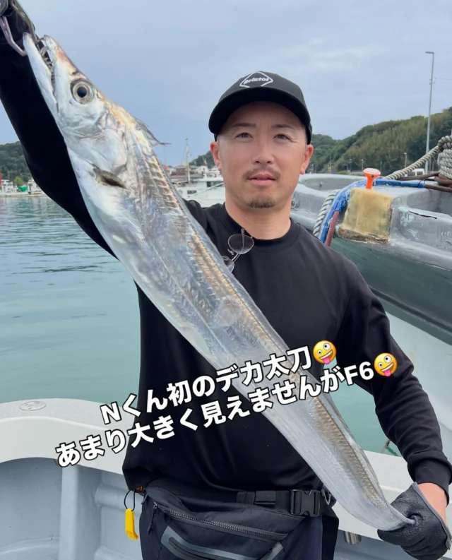ジギングタイラバ便
今日は朝一に青物を見て行きましたが当船には配当なし😂
太刀魚へ行くもポツポツしか釣れずちょっと時間を使い過ぎてしまいタイラバへ行くのが遅くなりタイラバスタート時はアタリも多く真鯛、ホウボウ、チャリコ鯛、ガンゾウと釣れましたが潮が変わってからはアタリもサッパリになり40cmオーバーは1枚のみでチャリコ鯛ばかりでタイラバがダメでしたね🙇‍♀️
本日は☂️の中お疲れ様でした🙇‍♀️
またよろしくお願いします🙇
ホームページ
https://bubbles-fish.com/
#ジギング
#タイラバ
#キャスティング
#遊漁船
#大井漁港出船